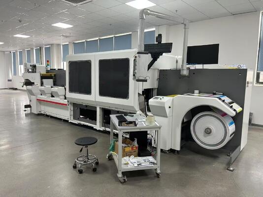 Mesin cetak digital cetak dua sisi monokrom yang menampilkan teknologi tinta pigmen berbasis air yang dirancang untuk solusi pencetakan